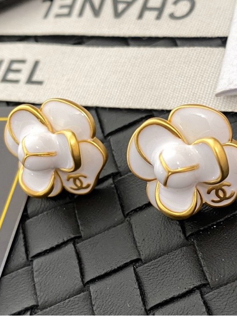 CHANEL White Camellia Flower Earrings with the box&bag. 20mm - Picture 3 of 13